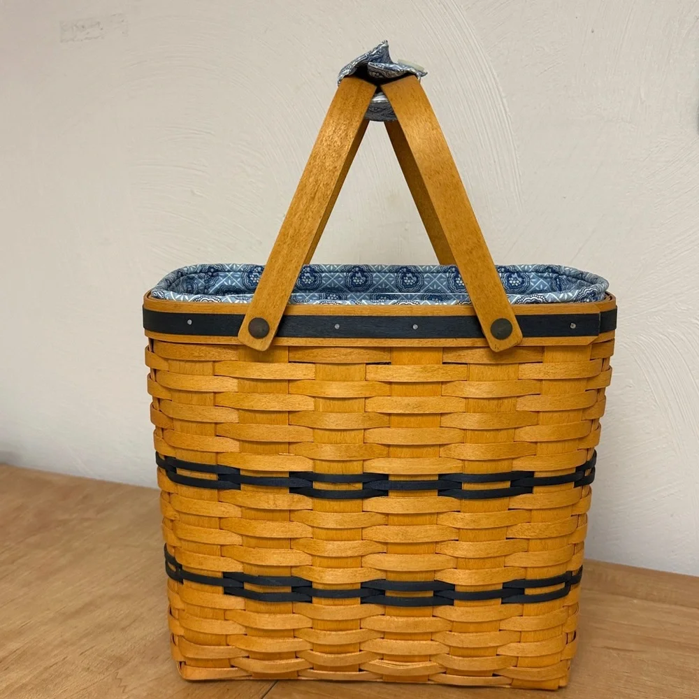 Longaberger 2000 VIP Basket with liner, protector, and handle gripper. - Picture 4 of 7